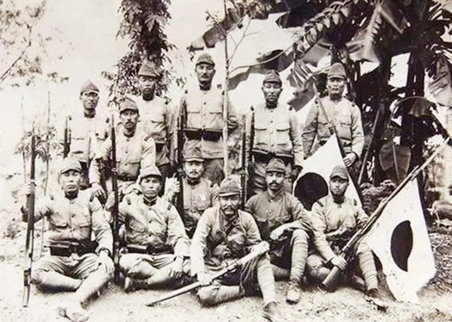 死相难看的日本将军，夜里遇到我军突袭，小兵从屁股处把将军捅死