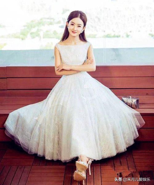 女星同样身穿小白裙，为何气质大不相同？她美得让人移不开眼睛