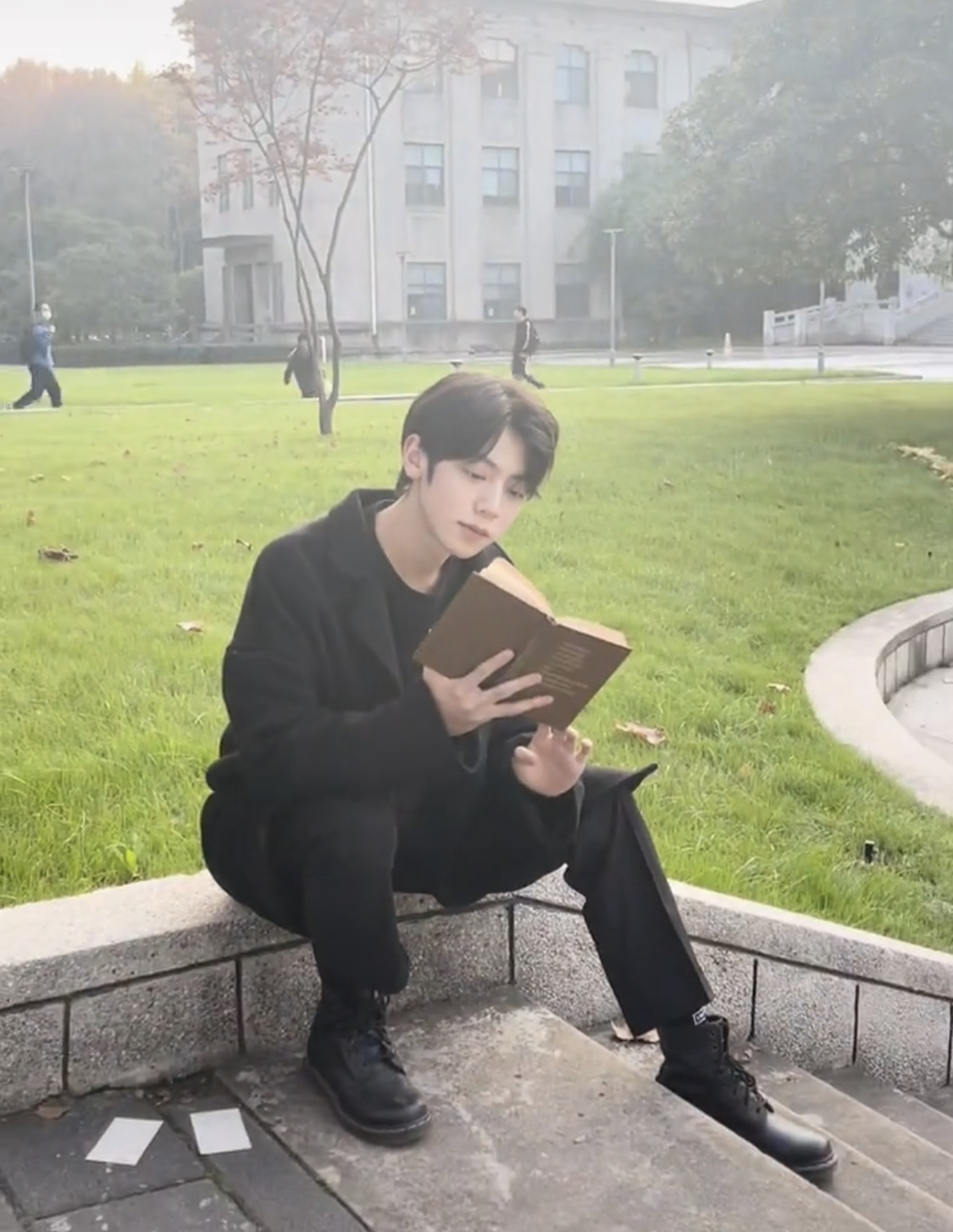 华中大上热门，招生小哥哥高颜值吸睛，网友喊话：快给隔壁还回去