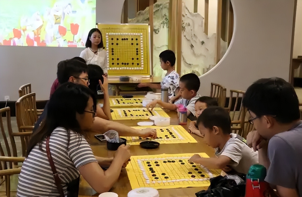 孩子学围棋一年多少钱(家长们，你还在问学围棋有什么好处吗？)