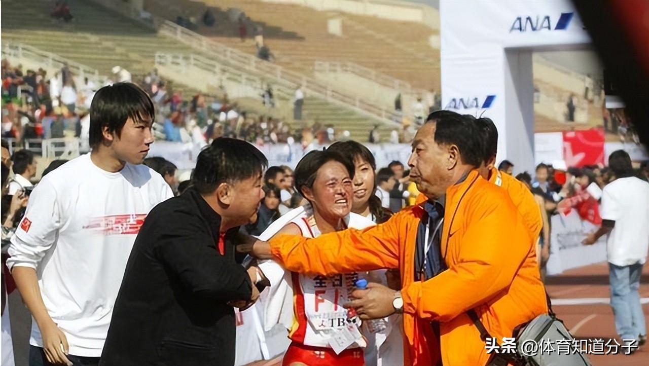 2004年雅典奥运会邢慧娜(虐待女弟子侵占奖金！田径教练太狠了，拿鞭子抽直接打断弟子肋骨)