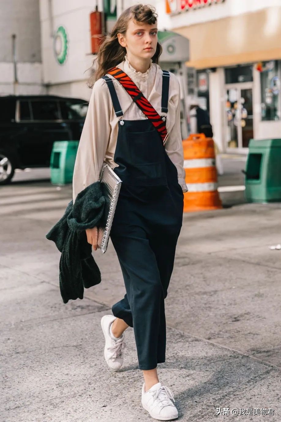 怪不得,不管30岁或60岁的女性,每个人的背带裤因为有了各自阅历和风格
