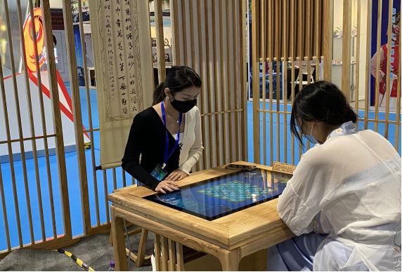 人工智能棋桌，多款棋类游戏一屏搞定