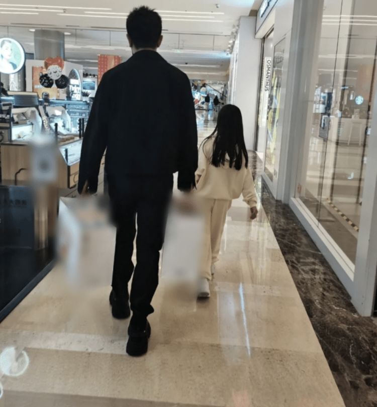 甜馨学滑板从白天到黑夜很刻苦，李小璐跟随在侧保护女儿关爱有加