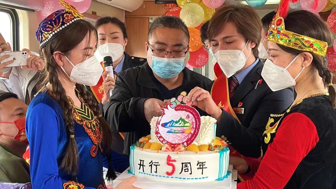 米尔班·艾依提 :盛开在新疆大地的石榴花