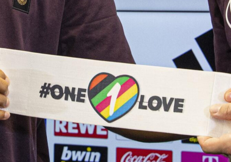 今年世界杯足球踩瘪（“捂嘴”？谁不会啊！世界杯德国队淘汰回国，赛前政治整活遭嘲讽）