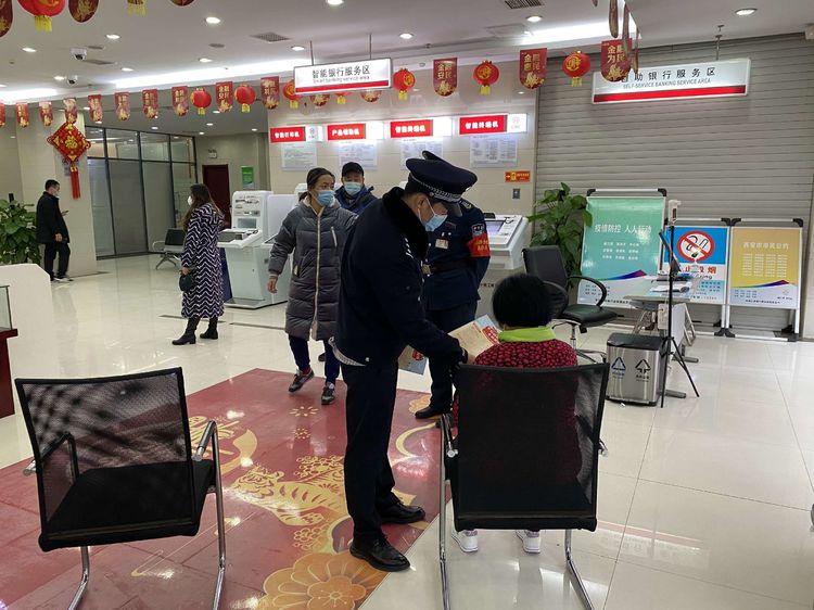西安公安阎良分局凌云路派出所深入辖区涉外宾馆及人员密集场所宣传出入境法律法规