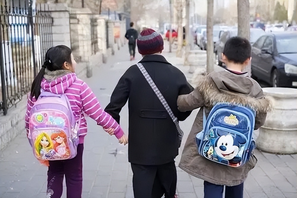 2010年36岁儿子不结婚，56岁母亲为传宗接代，直接自己生下双胞胎