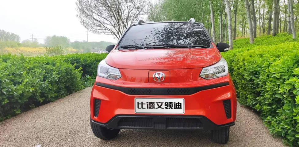 比德文领迪是一款搭载国标锂电池的低速电动车,整车尺寸为3410×1500