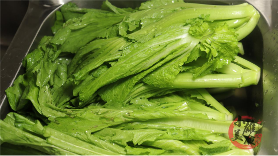 揭秘：妈妈用了30年的腌盐菜方法，老一辈传的手艺，放一年不坏