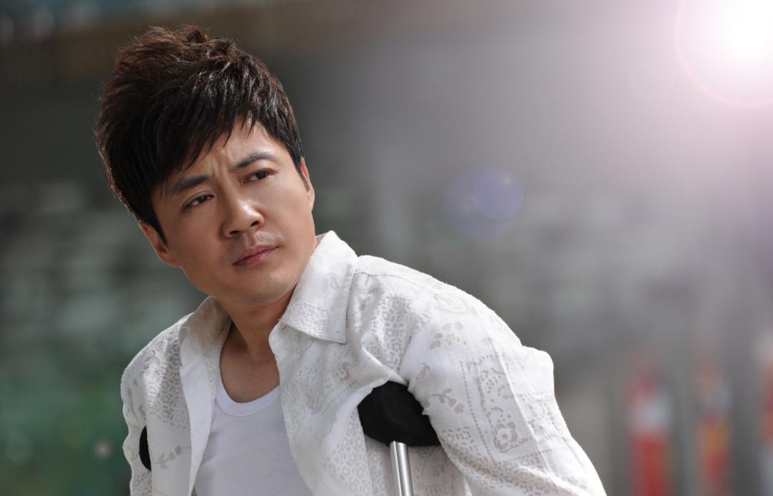 在大陆也有一位拄拐的歌手,叫李琛,凭借一首《窗外》,在90年代末大火