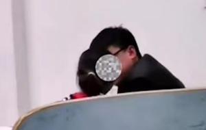 男大学生当众示爱，没有经过女生允许直接“上嘴”，旁观者怒了