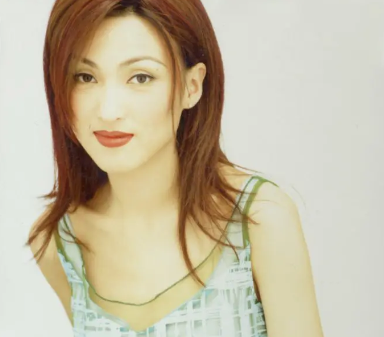 知名歌手李蕙敏近况！52岁冻龄有术，无法生育领养孤儿圆当妈梦