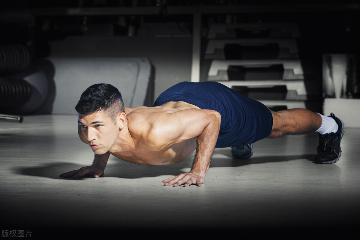 怎样练胸肌（怎么通过俯卧撑练出胸肌？遵循3个阶段，练出饱满胸肌）-趣拿体育