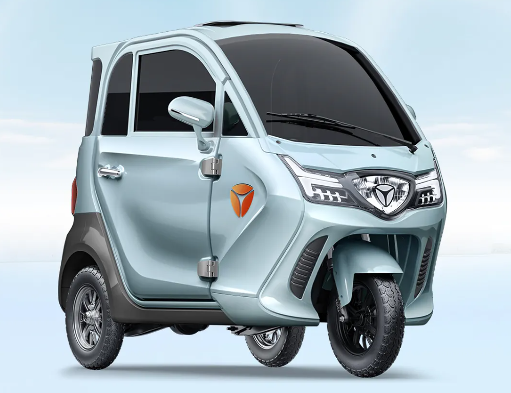 et300d智享版是雅迪最新推出的老年代步车,造型为封闭式电动三轮车