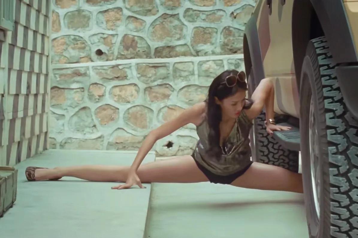 张蓝心的劈叉，能低到贴地