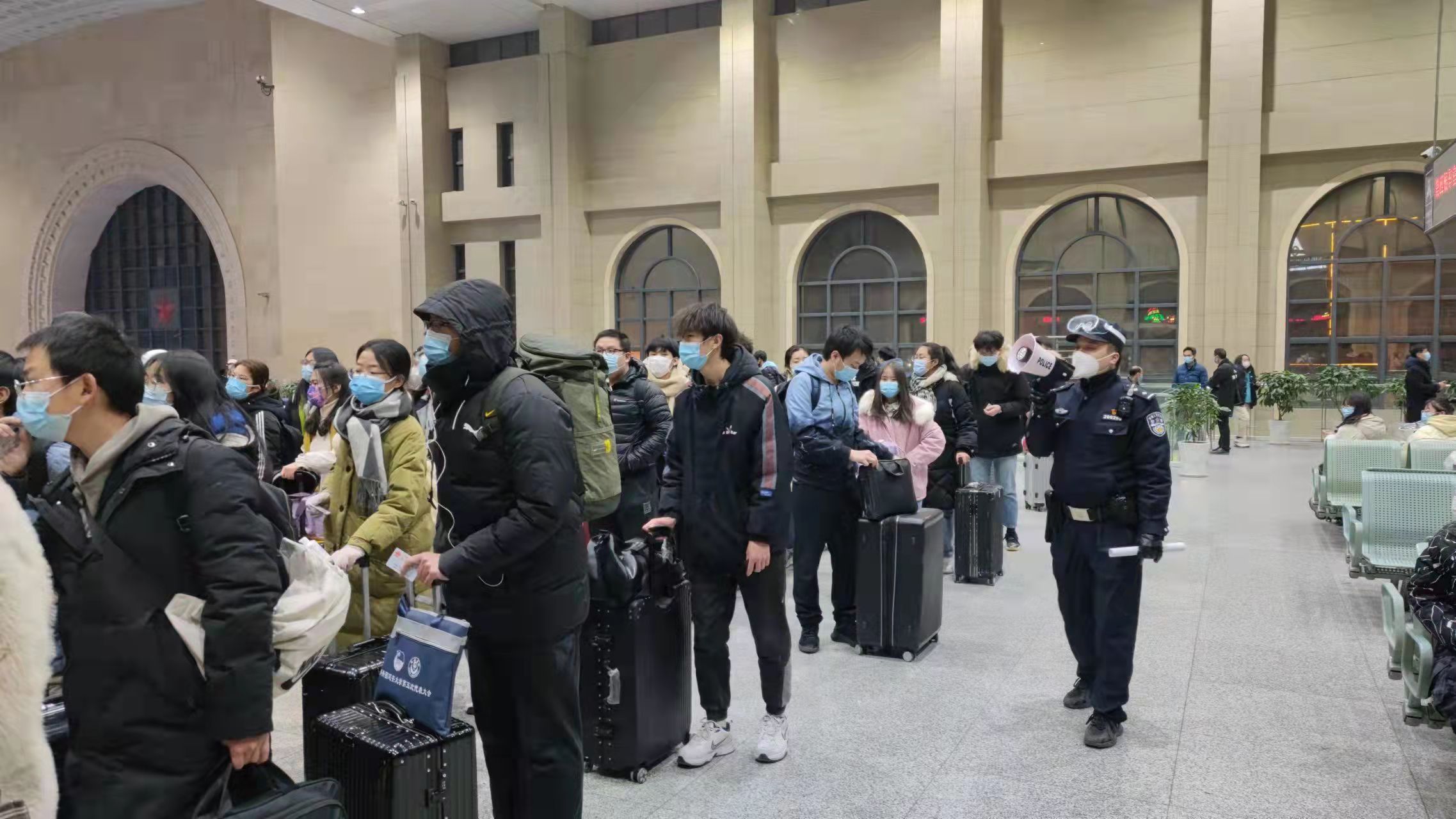 元宵我在岗：延安铁警护航团圆路
