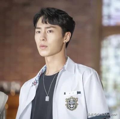 韩剧又出宝藏男神！大秀厚实胸肌，凭脚演技出圈