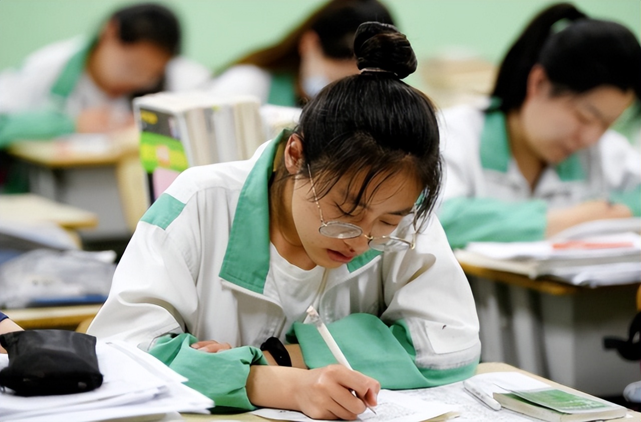 2022高考人数出炉，河南依旧高居榜首，学生表示太难了