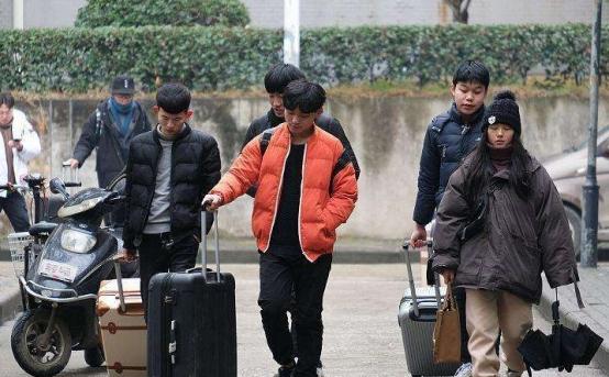 北京、山东、浙江多地提前放假，学生迎来长假期，还有一个坏消息