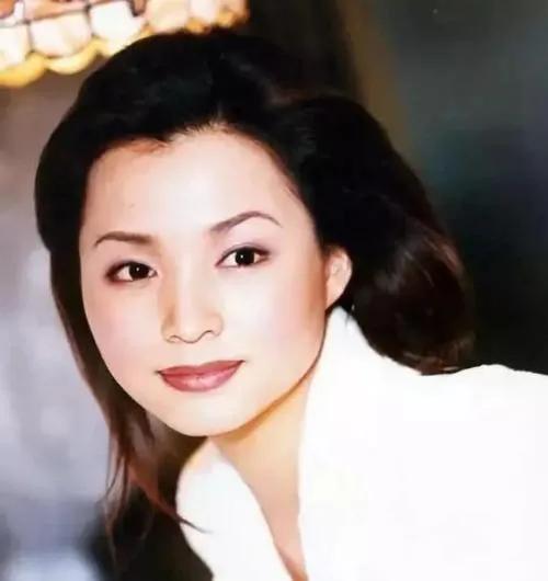 董卿个人资料 董卿病逝了是真的吗-思宇生活