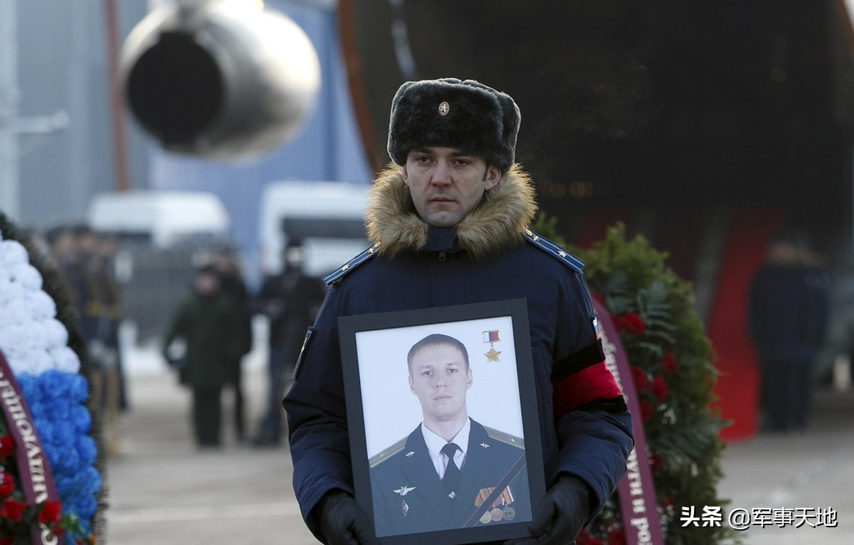 ���Ա���������²������ǰ���ھ����汳����һ������˹��Ӣ�۳���