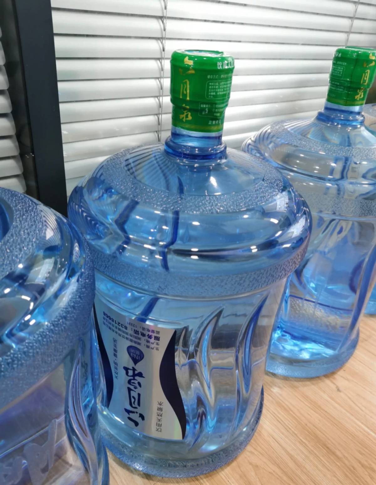 大桶水多少钱一桶(喝桶装水和买净水器) - 价格百科