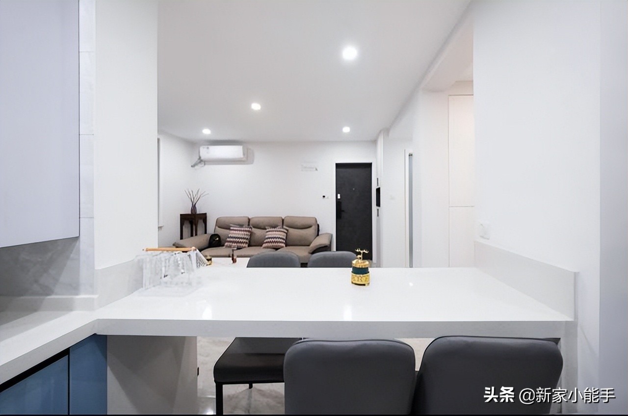68平现代简约风格，墙面刷白，电视墙不做造型，开放式厨房很满意