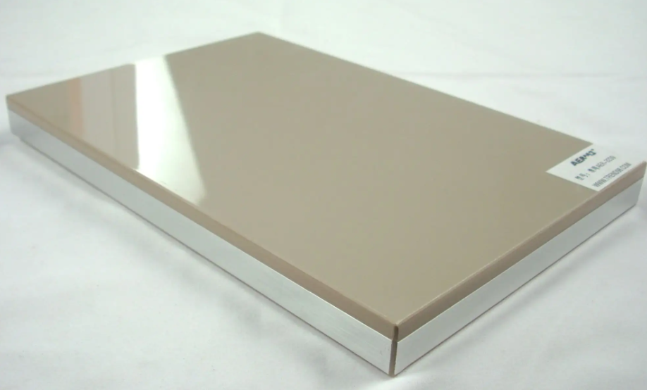 uv板就是表面经过uv处理保护的板材,uv漆即紫外光固化漆,也称光引发