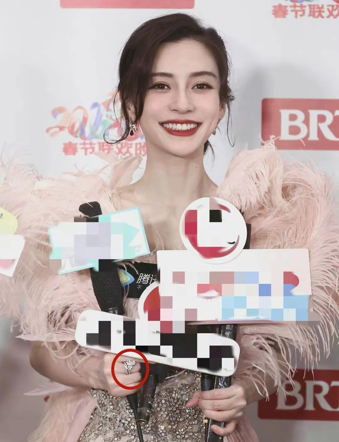 baby多次暗中撒糖,公开戴婚戒被指戏多