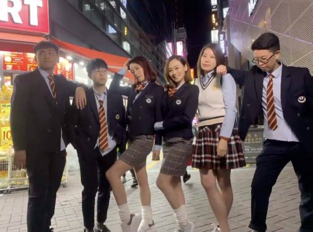 43岁港姐冠军晒学生妹造型，被嘲装嫩博关注，一对儿女生父成谜