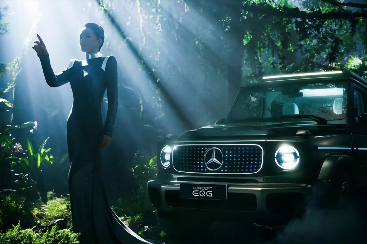 56岁巩俐久违拍广告大片！穿貂裙化身飒气女王，国际范真不容小觑