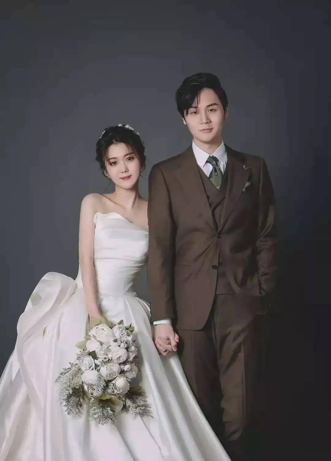 婚后,妻子接管了李俊毅的日常生活,不管是服装店的经营还是造型的打理