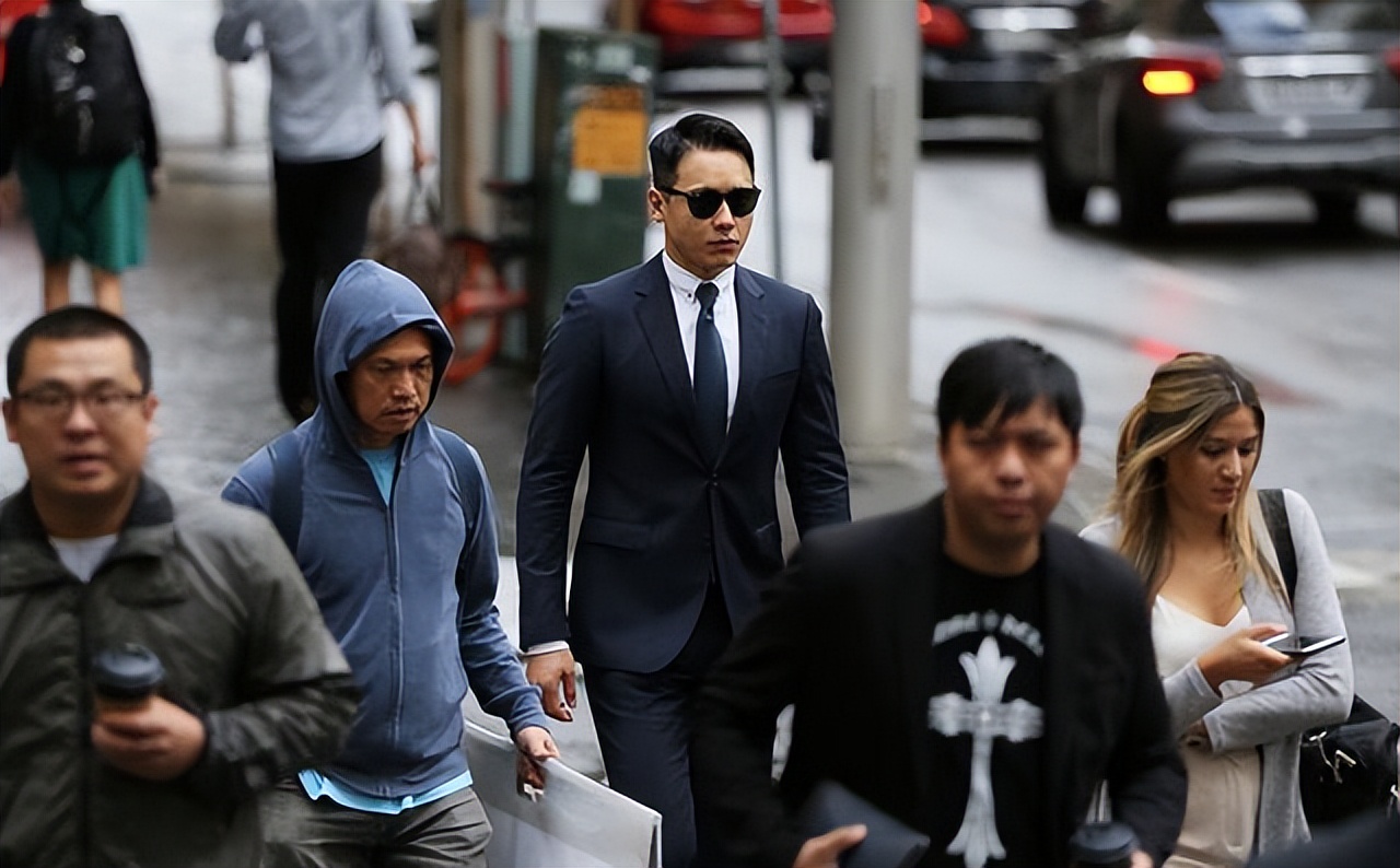 董璇为7岁女儿庆生,罕晒前夫高云翔带娃,女儿全程拘谨强挤微笑