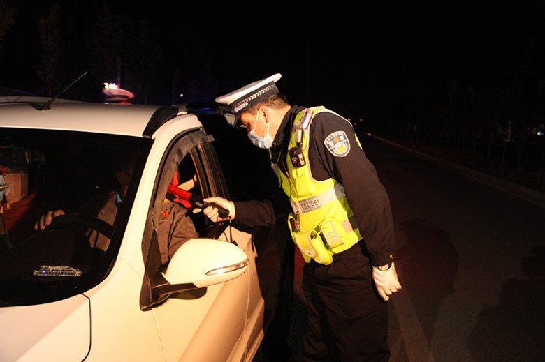 酒驾被查拒配合，逃跑不成还袭警！