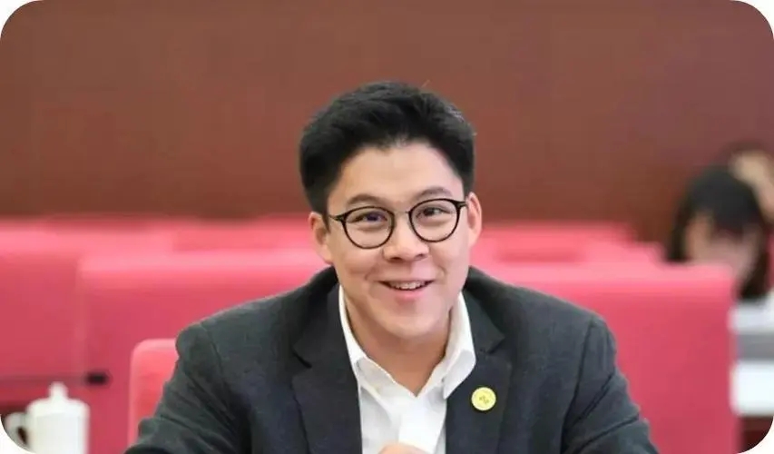 香港豪门这么多,为什么家产仅仅300亿的霍家,却最特殊?