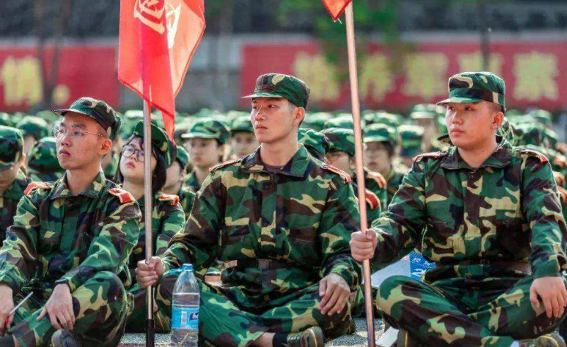 女大学生穿戴整洁睡桥底，抱着电脑专心工作，网友：“戏精”上身