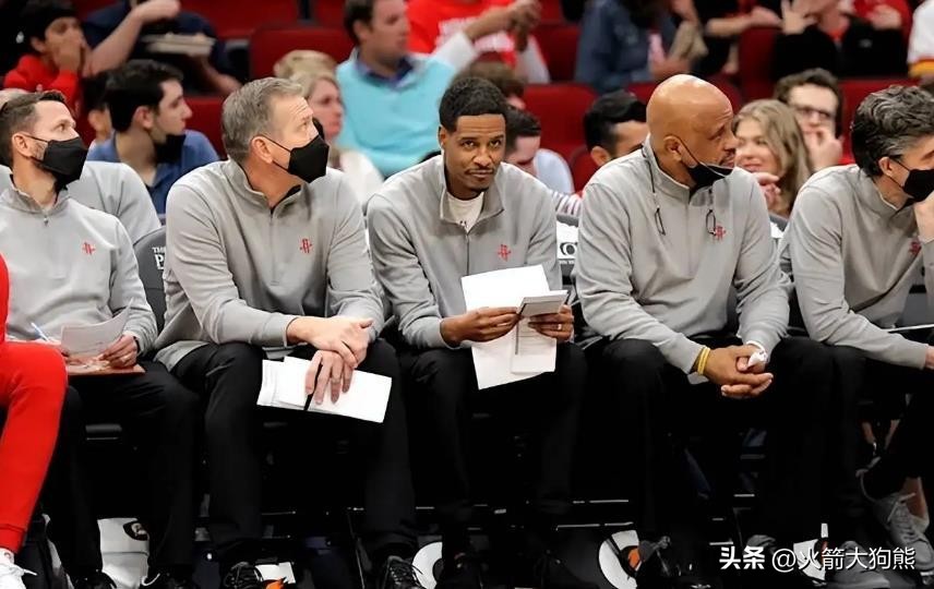 nba火箭队成员是哪些人（新援中锋+控卫被裁！火箭队17人阵容正式出炉，伊森队友幸运留队）