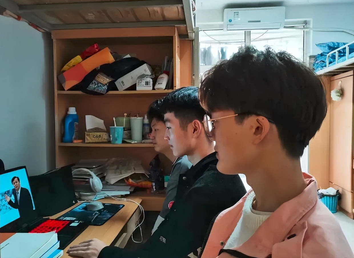 寒假刚结束暑假就来了，个别高校下发通知，大学生将迎来超长暑假