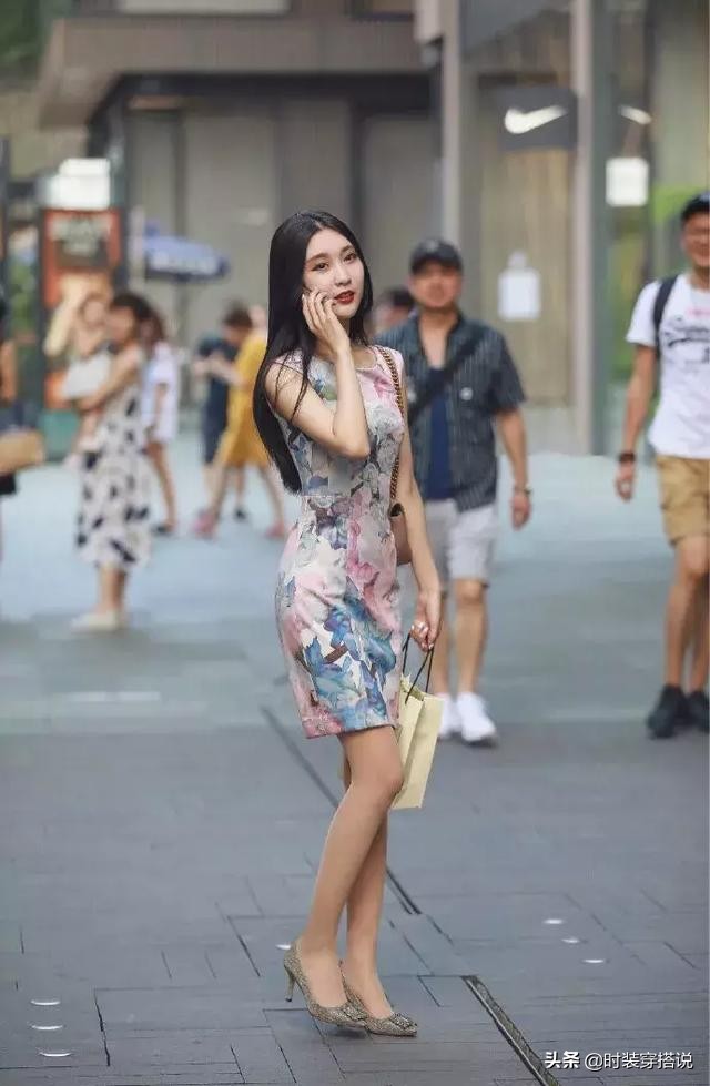街拍：美女搭配尖头高跟鞋，散发出优雅的时尚魅力