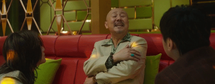 在韩寒的电影《飞驰人生》中,腾格尔客串的江湖大哥戏份不多,但却为