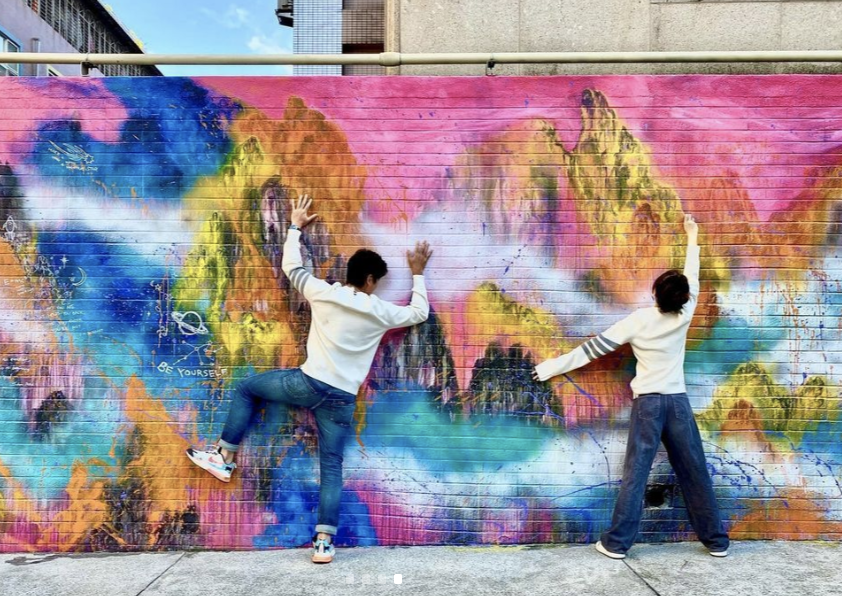 陈乔恩生病住院直呼痛，男友艾伦悉心照顾多日，调侃称像在露营