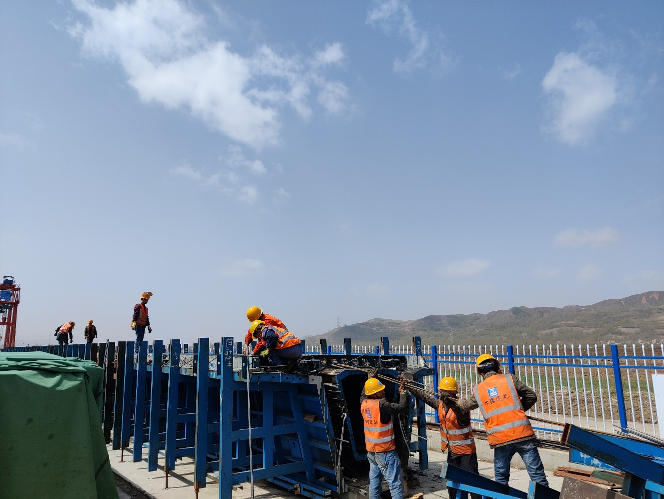 风雨无阻 日夜兼程，致敬奋战在青海加西项目的最美劳动者