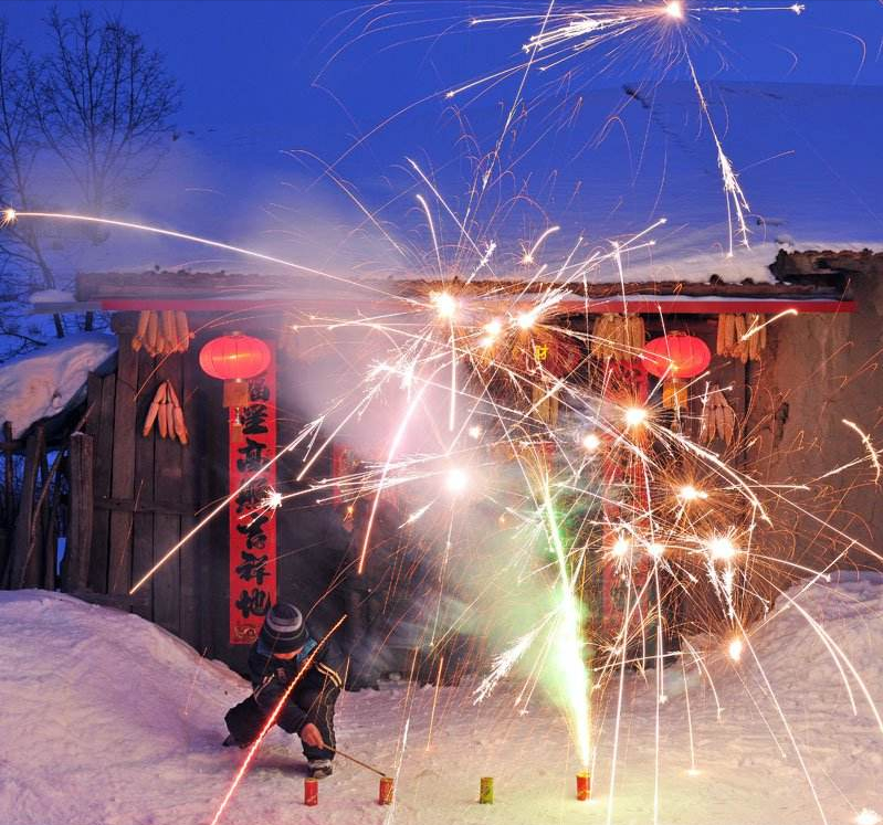 那时候过年放鞭炮分为五个时段:小年,除夕,春节,破五,上元.