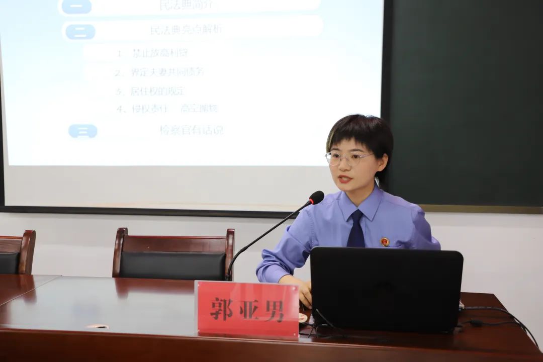 信阳市检察院积极开展“民法典宣传月”活动