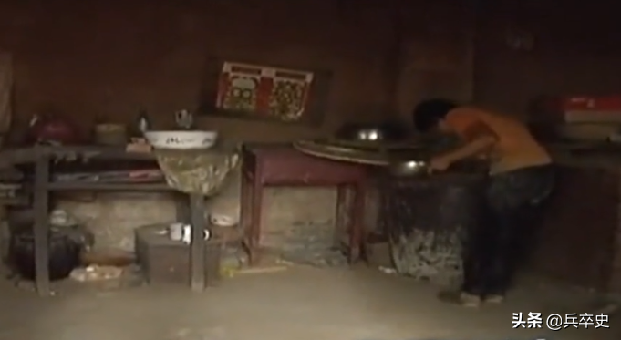 2010年，河南18岁少女“工地”搬水泥赚学费，家里穷的盐都买不起