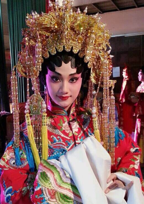 35岁的广州演员龚洁影,戏里是康天庥前女友,现实中是邝祖乐妻子