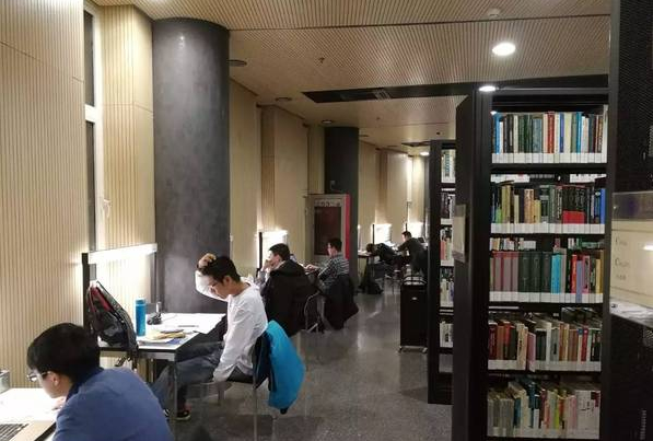 清华学霸真实生活曝光，晚上10点半的图书馆灯火通明，真叫人佩服