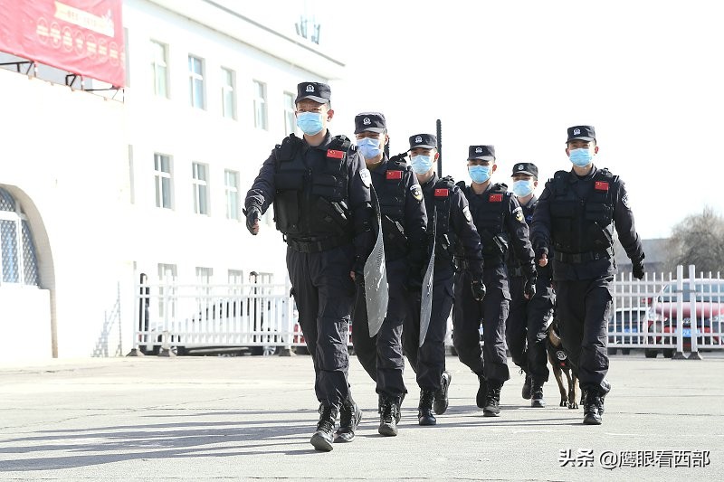 「摄影报道」甘肃平凉：特巡警车站巡逻护航春运