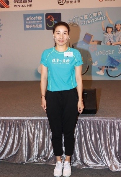 在郭晶晶的影响下,丈夫也越来越接地气,越来越节俭,成了过日子的小